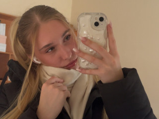 Alter: 25 / Löwe - Alter: 165 / schlank - Geschlecht: weiblich - Ausrichtung: bisexuell - Haare: blond / lang - Piercing: keins - bewebmaster-Alter: C - Hautfarbe: weiss - Augen: grün - Rasur: vollrasiert